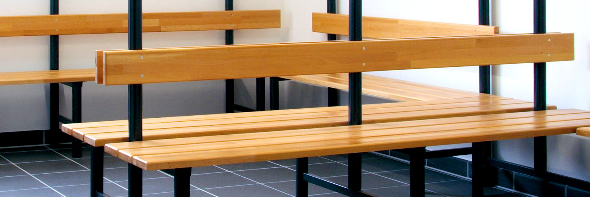 Sitzbänke für Umkleidekabine – Umkleidebänke in der Sporthalle Harthausen