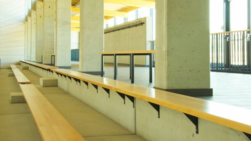 Tribünensitzbänke und Umkleidekabinen in der Sporthalle Gschwend