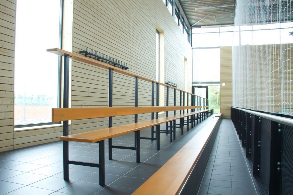 Tribünensitzbänke und Umkleidekabinen in der Sporthalle Harthausen