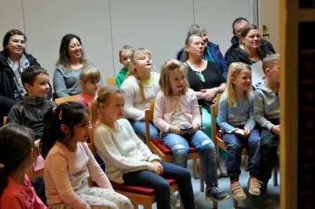 Kindergarten kommt zur Auffühung vom Puppentheater nach Kiel in das Kulturhaus.