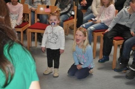 Kinder ab 2 Jahren schauen beim Puppentheater von Maya zu