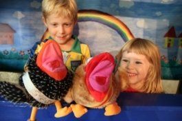 Kinder spielen mit Handpuppen beim Workshop Maya Raue
