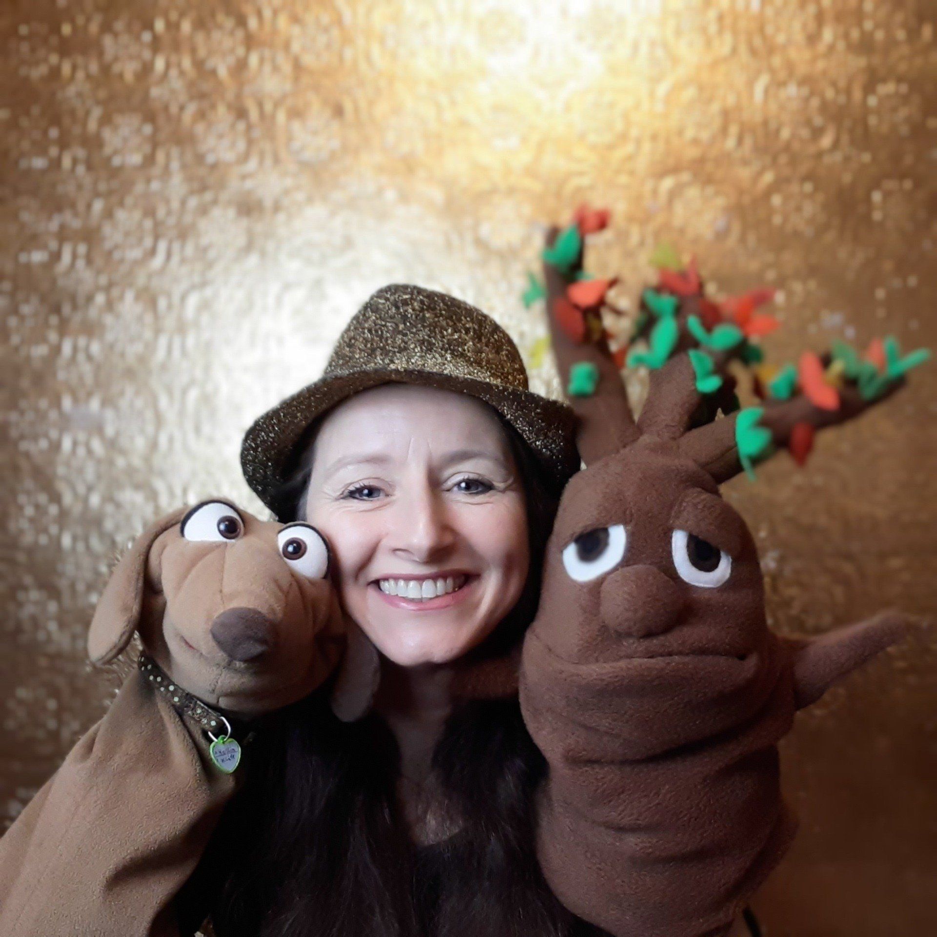 Puppentheater mit Baum zum Thema Umwelt. Puppenspielerin mit Handpuppen auf dem Bild