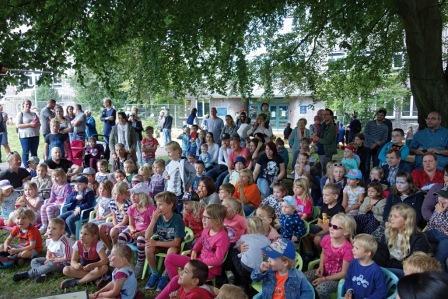 Puppentheater Hamburg Bergedorf beim Seifenkistenrennen mit vielen Kindern Zuschauern