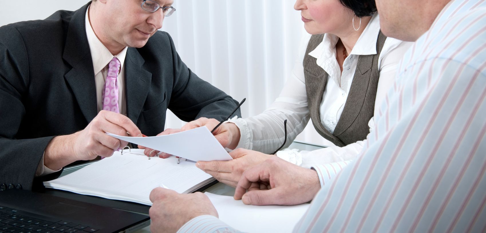 Luis Collado & Abogados es un despacho de caracter multidisciplinar, experto en Derecho Penal y Derecho de Familia, donde ofrecemos un servicio personalizado y adecuado a las necesidades de cada uno de nuestros clientes. En sintonía con nuestro espiritu conciliador, somos expertos en Mediación Familiar, abarcando también otros ámbitos de la mediación civil y mercantil (mediación comunitaria, intergeneracional, de empresas, laboral...). Contamos con expertos en Derecho de Extranjería, Derecho Penitenciario, Responsabilidad Civil en materia de tráfico y Derecho Laboral, ofreciendo, en definitiva, una amplia cobertura para que nuestros clientes siempre se encuentren asistidos en los diferentes ámbitos de su vida