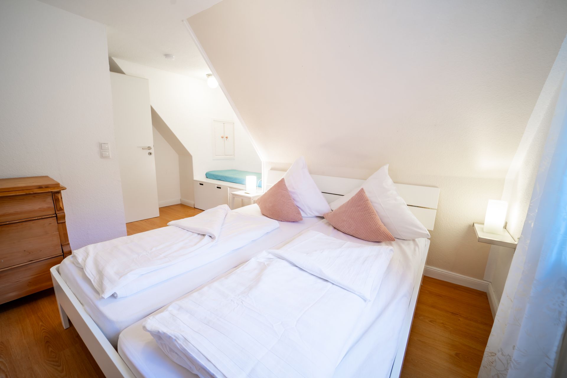 Schlafzimmer mit Sitznische Ferienhaus Scharbeutz