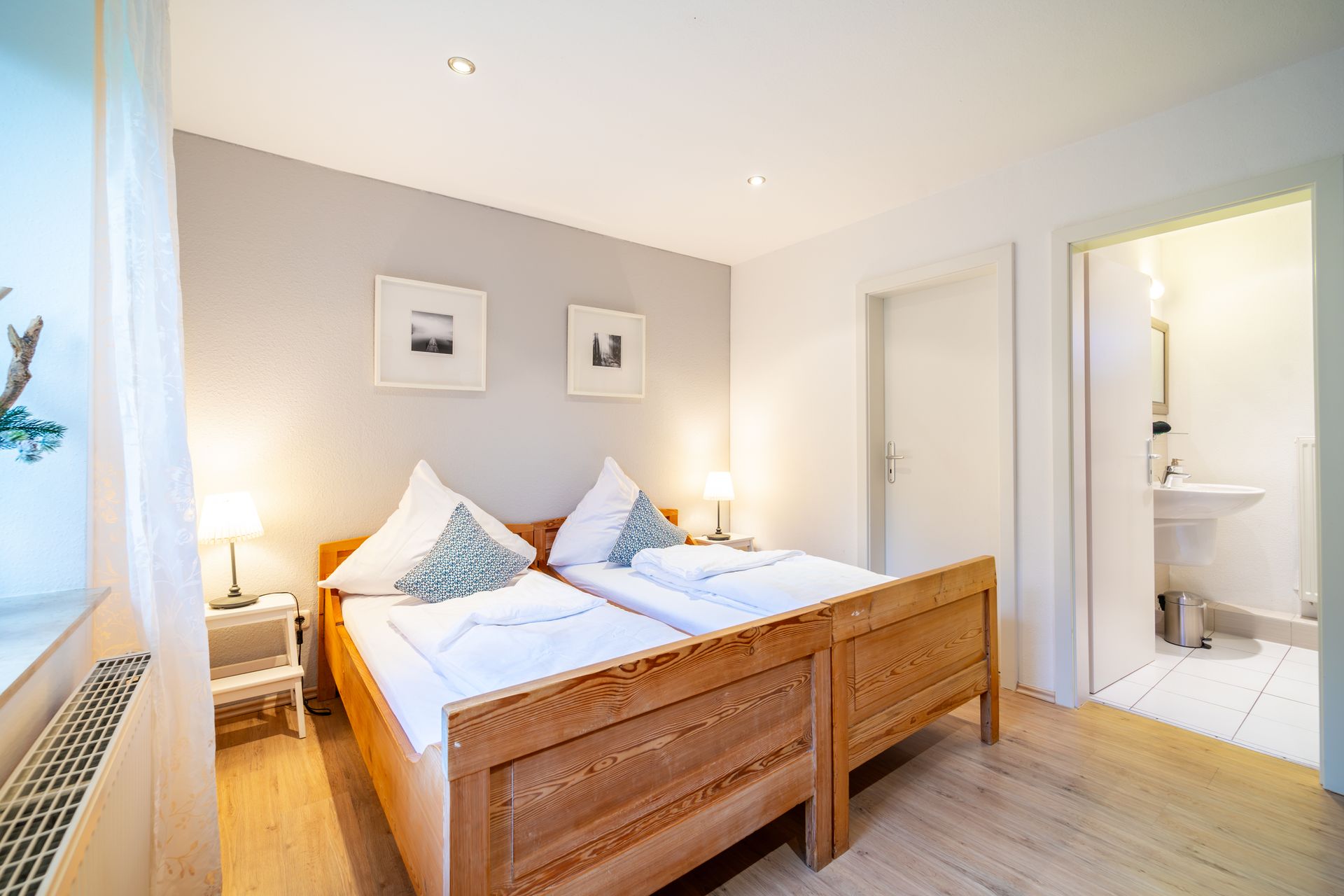 Schlafzimmer im Erdgeschoss mit en-suite Bad Ferienhaus Timmendorf