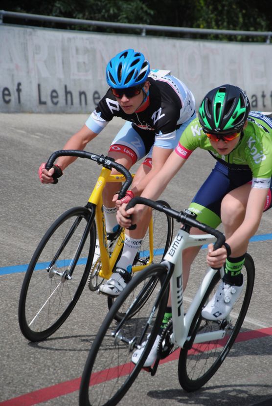 Zwei Jugendliche beim Bahnrennen im Isar-Radstadion Niederpöring