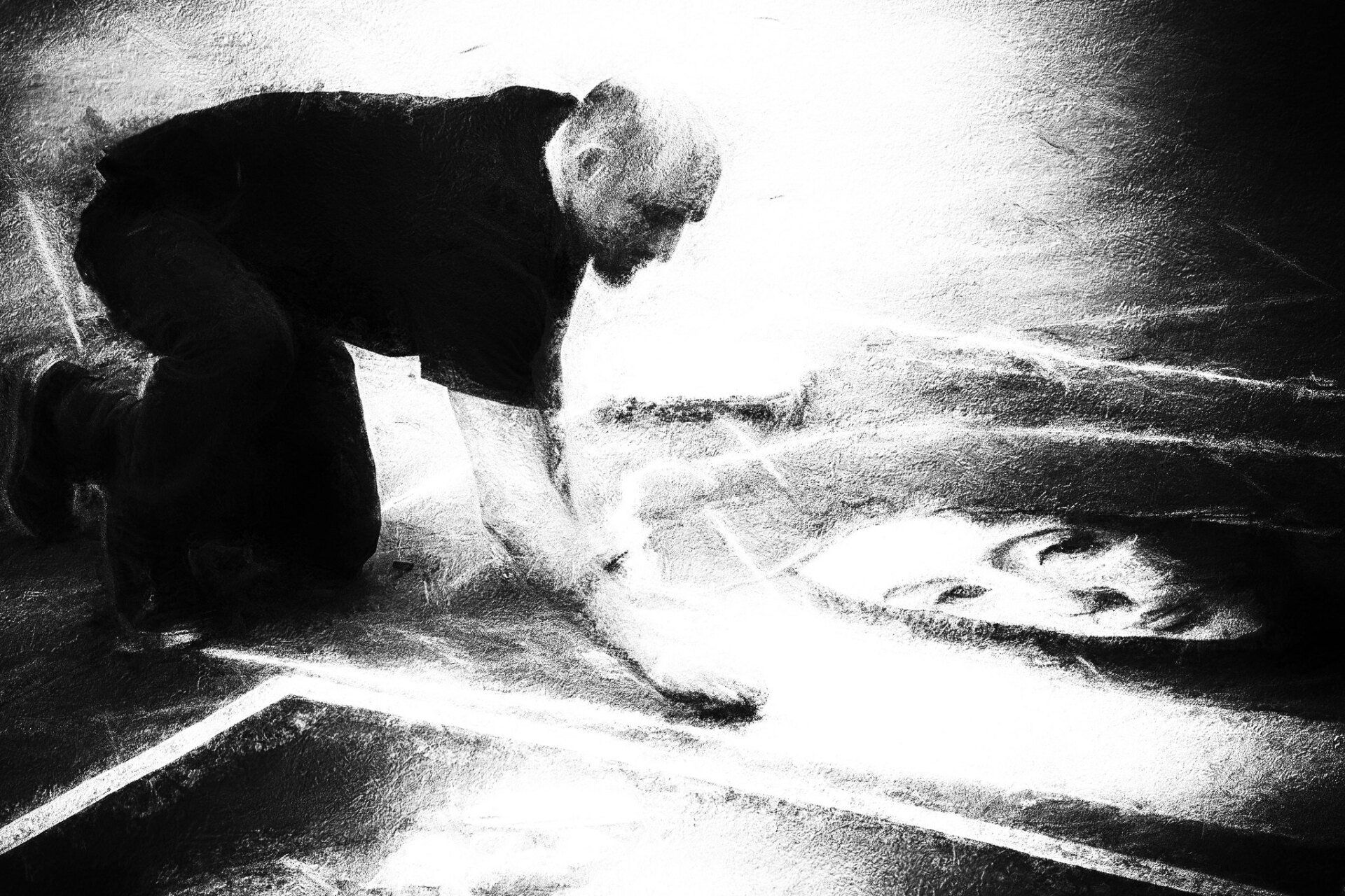 Ein Künstler malt auf den Gehweg die Mona Lisa. Impressionistische Straßenfotografie in schwarz weiß.