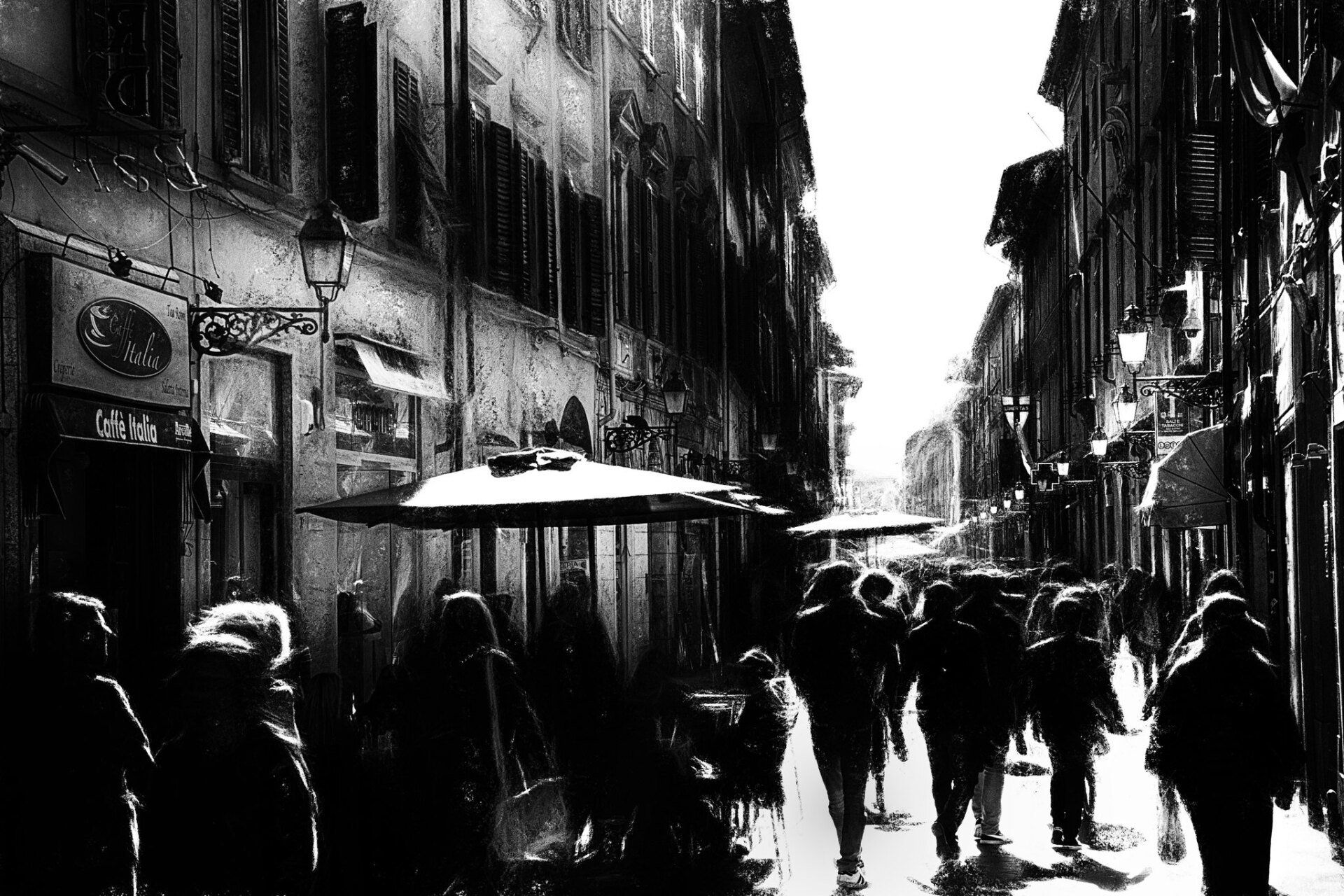 Sonnenschein in Pisa. Menschen spazieren durch die Altstadt. Impressionistische Straßenfotografie aus Italien in schwarz weiß