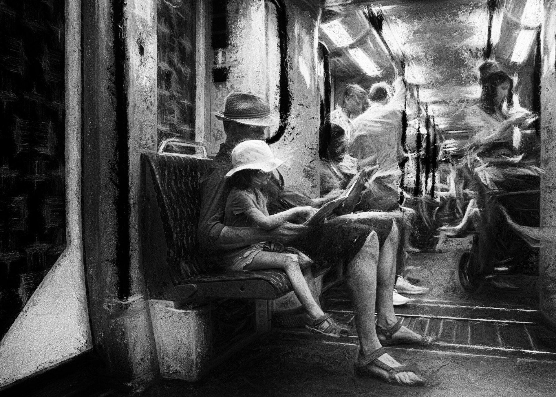 Ein Vater fährt mit seiner kleinen Tochter in der U Bahn in Berlin. Sie lesen gemeinsam ein Buch. Impressionistische Straßenfotografie aus Berlin in schwarz weiß