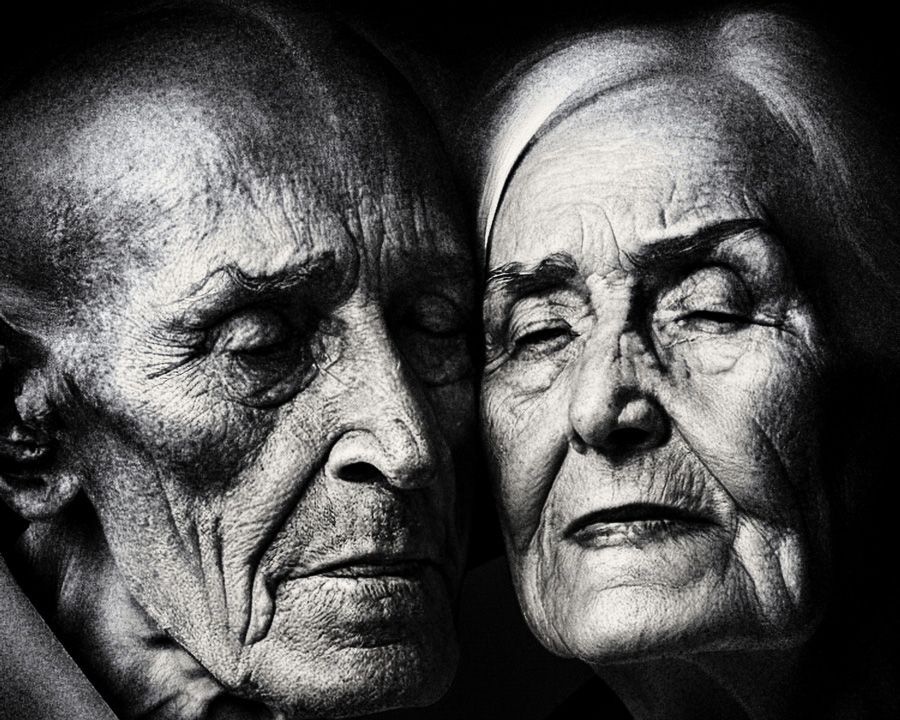 Endlose Liebe 2 Portrait eines alten Paares in schwarz weiß. Mann und Frau schmiegen ihre Wangen aneinander und die Augen sind geschlossen