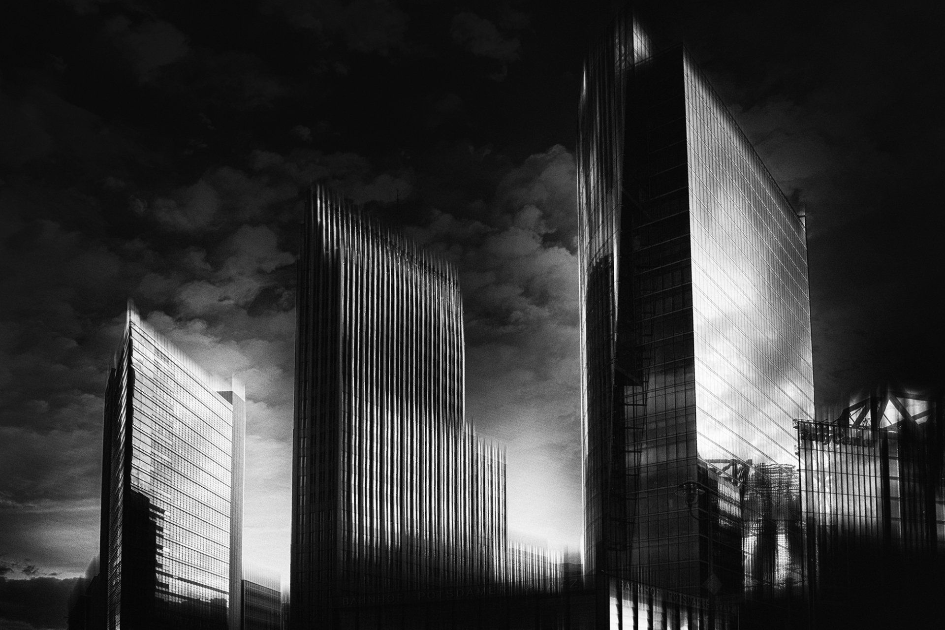 Berlin Potsdamer Platz mit seiner modernen Architektur und Hochhäusern ist ein beliebtes Reiseziel in Berlin. Abstrakte Berlin Fotografie in schwarz und weiß.