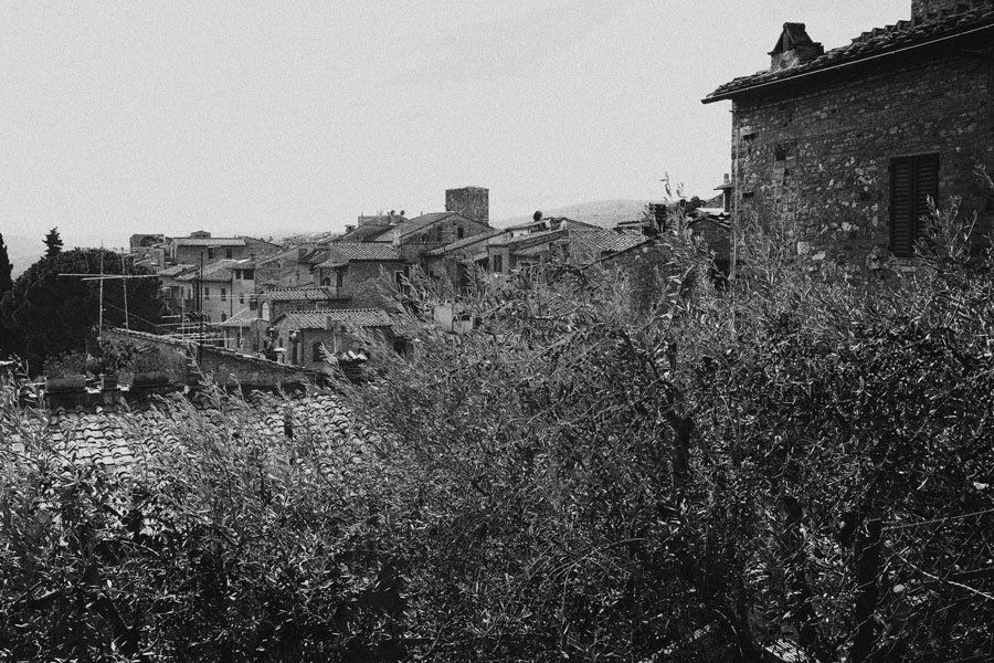 Schwarz weiß Fotografie Blick über die Dächer in der Altstadt von San Gimignano Toskana