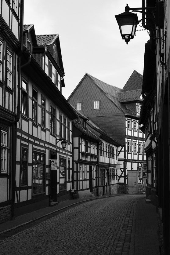 Schwarz weiß Fotografie Straße mit Fachwerkhäusern in Stolberg Harz