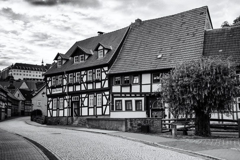 Schwarz weiß Fotografie Altstadt von Stolberg im Harz mit alten Fachwerkhäusern