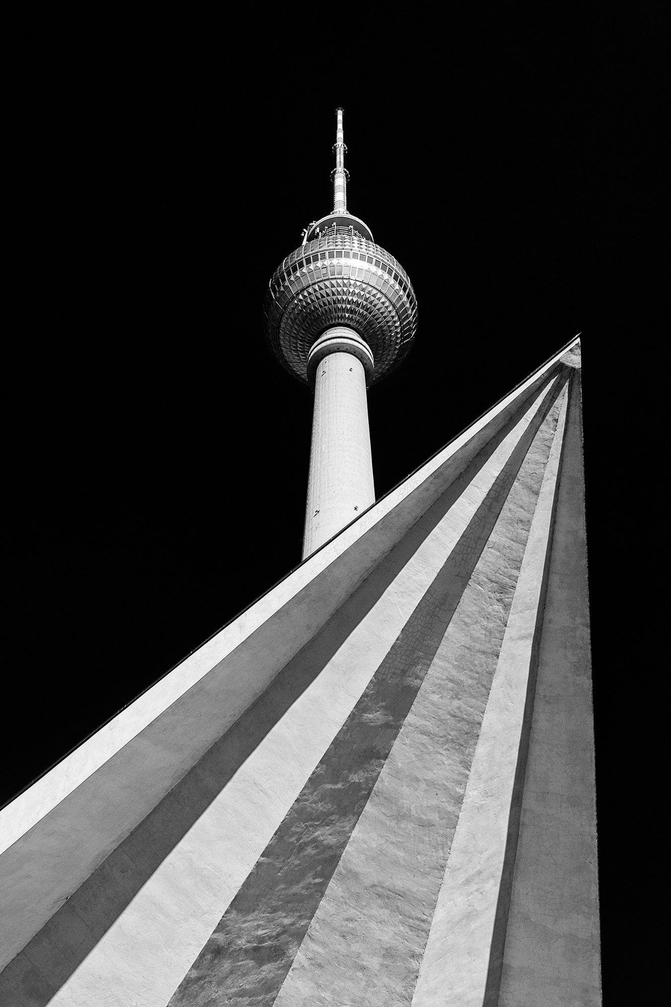 Unteransicht des Berliner Fernsehturms in schwarz weiß. Architekturfotografie aus Berlin