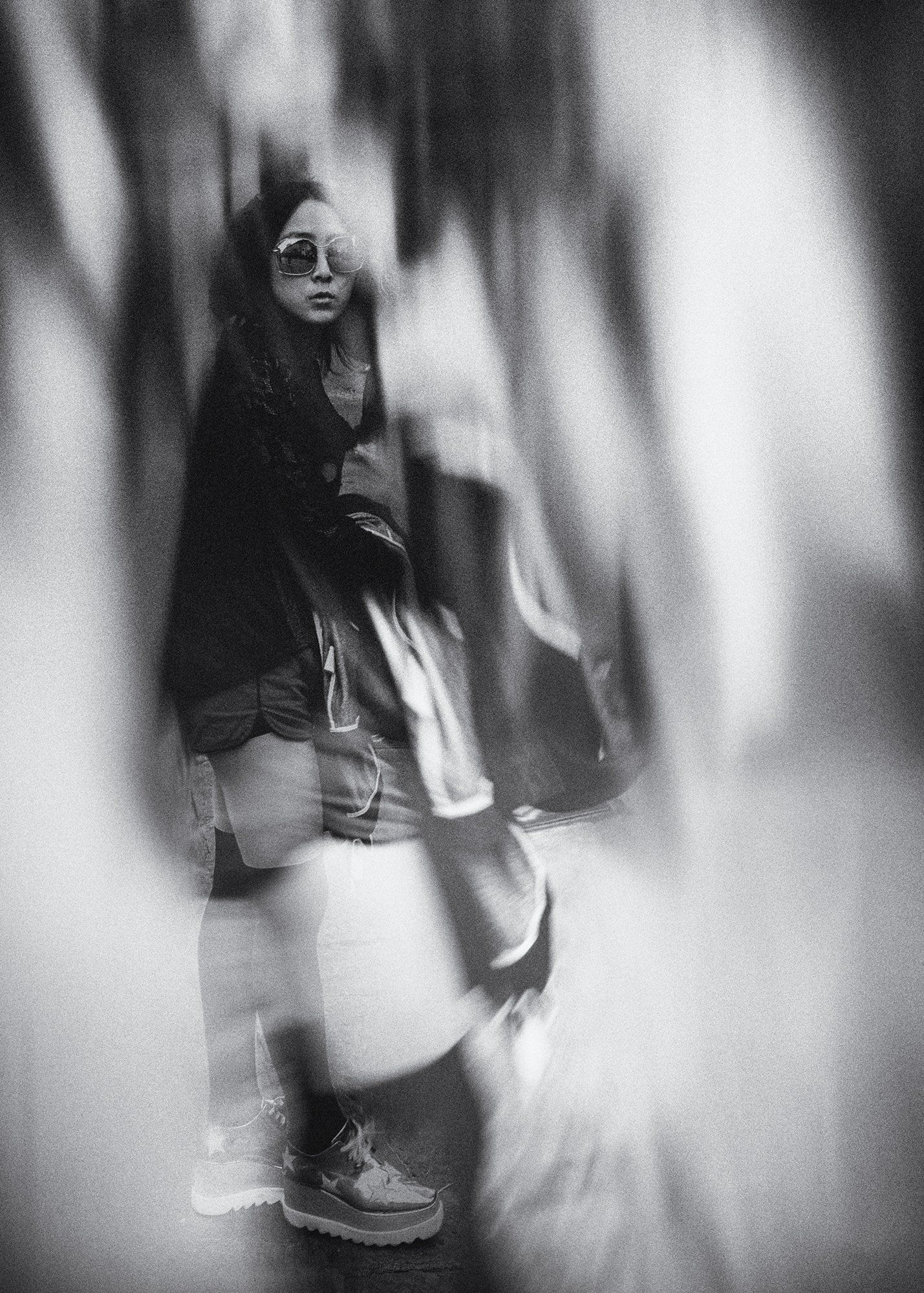 Portrait einer jungen Frau in der Altstadt von Florenz. Abstrakte Straßenfotografie aus Italien in schwarz weiß.