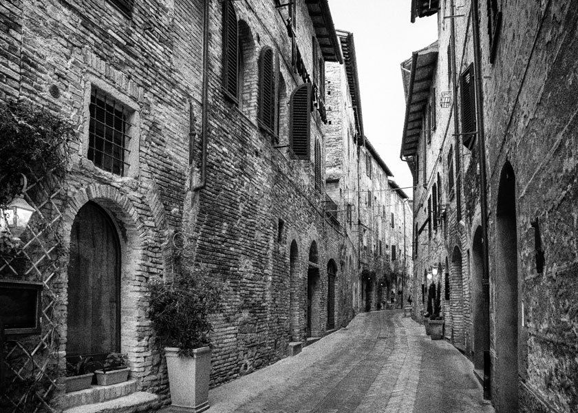 Schwarz weiß Fotografie menschenleere Gasse in San Gimignano Toskana