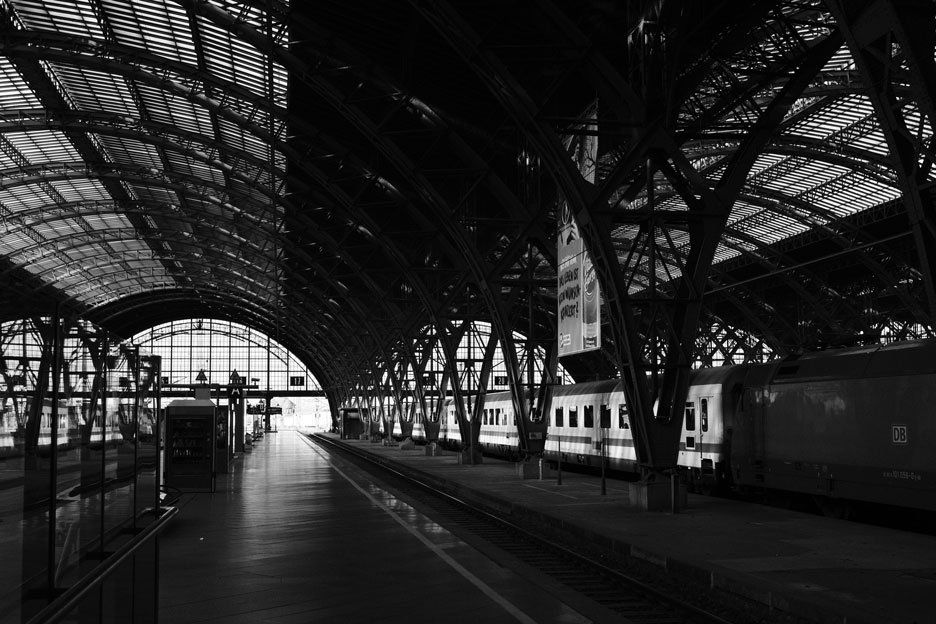 Schwarz weiß Fotografie Bahnsteig Leipziger Hauptbahnhof