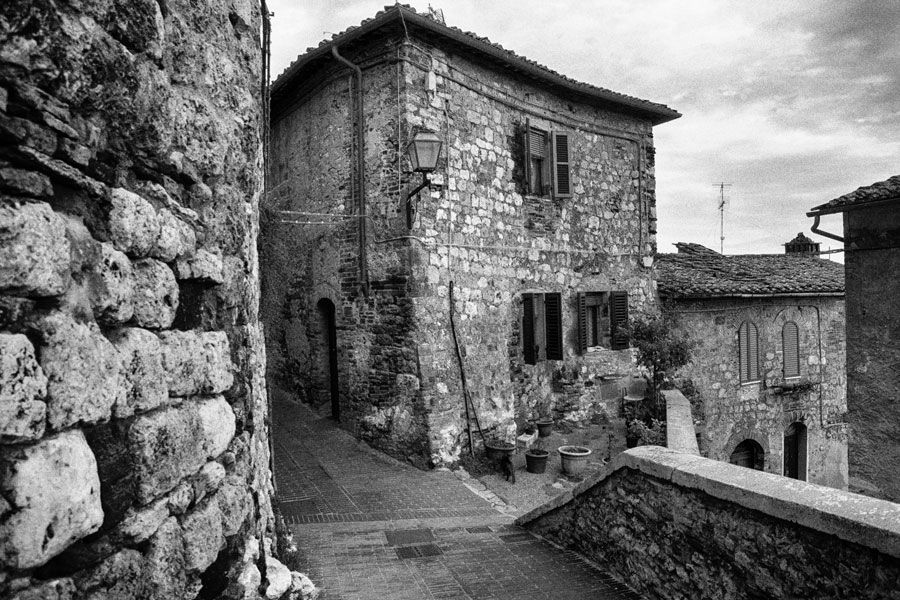 Schwarz weiß Fotografie altes Haus mit Terrasse in San Gimignano Toskana