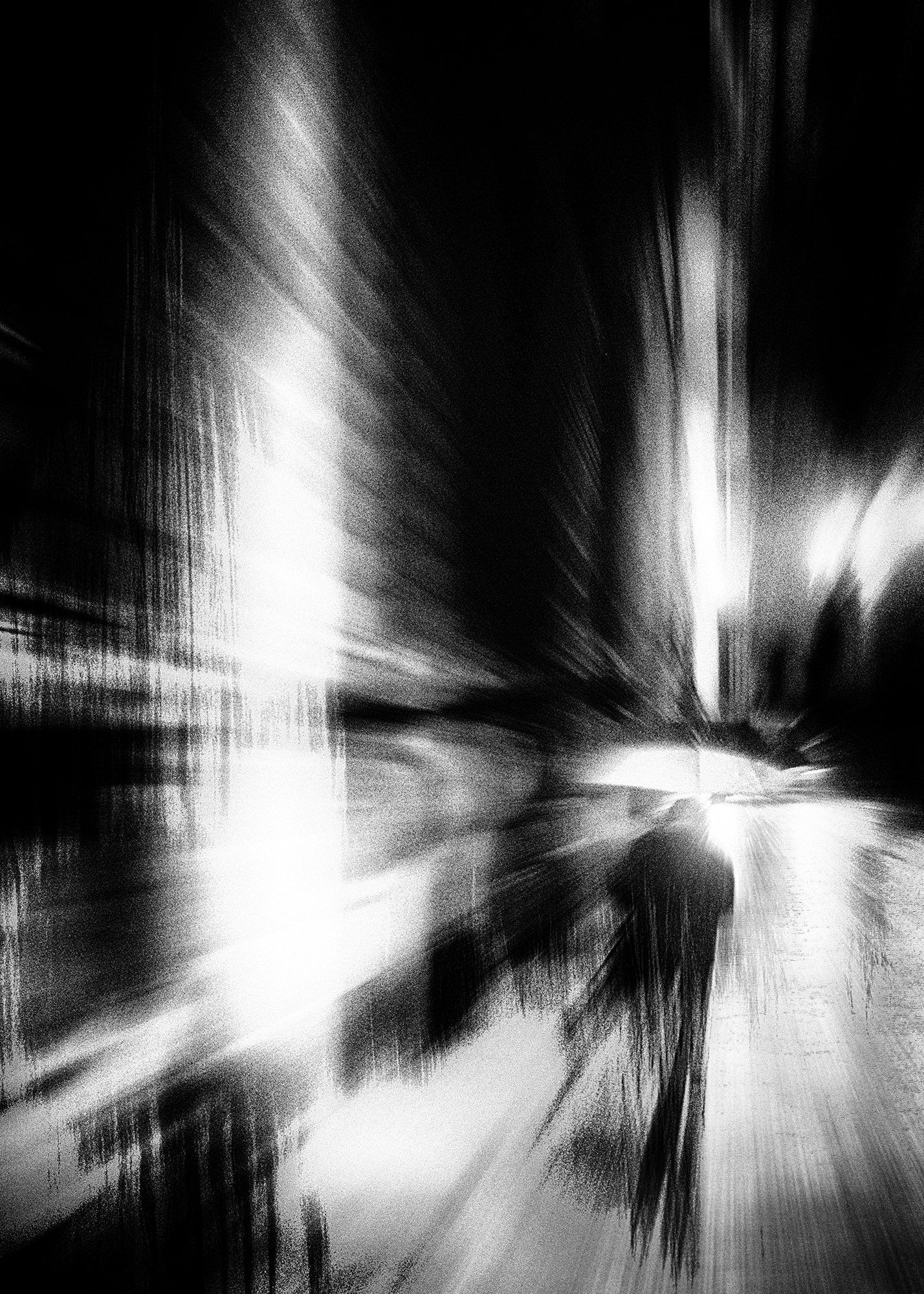 Eine Frau mit Regenschirm geht eilig durch die Altstadt von Lucca in einer regnerischen Nacht. Abstrakte Straßenfotografie aus Italien in schwarz weiß.