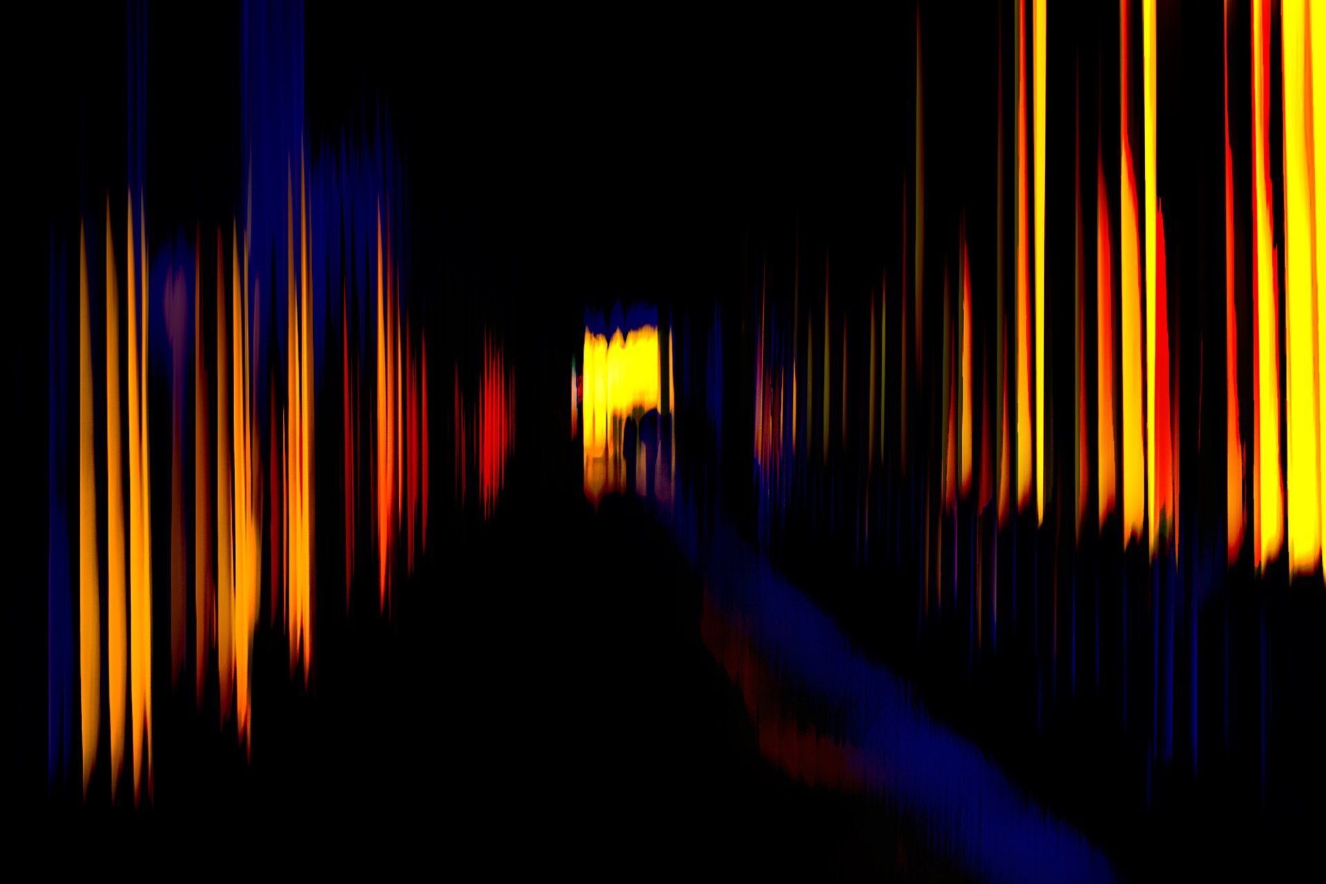 Am Ende der Arkaden im Lustgarten Berlin spazieren vereinzelt Menschen. Abstrakte Stadtansicht von Berlin.