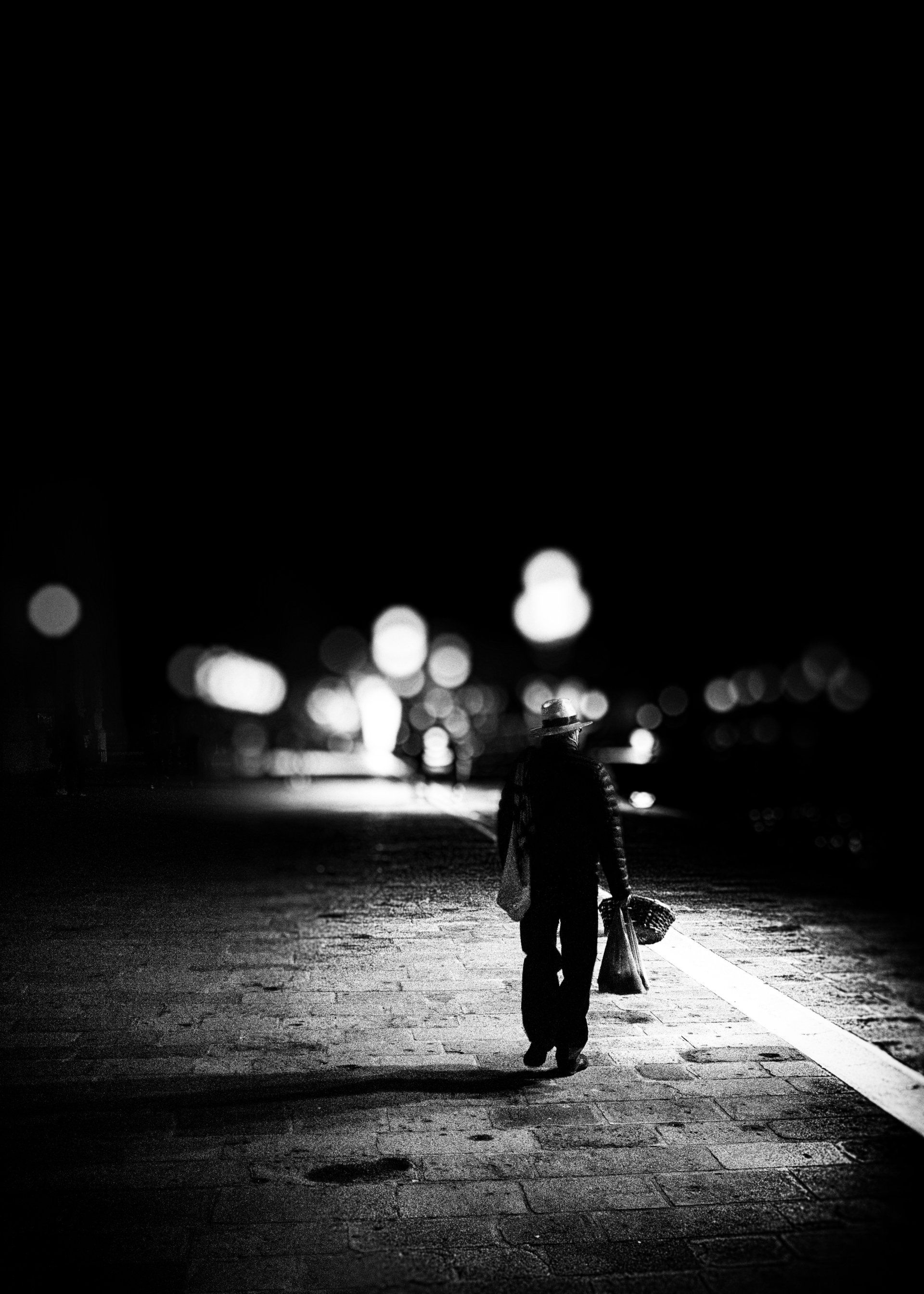 Street Photography Venedig - Ein Mann mit Hut geht allein durch die Altstadt von Venedig