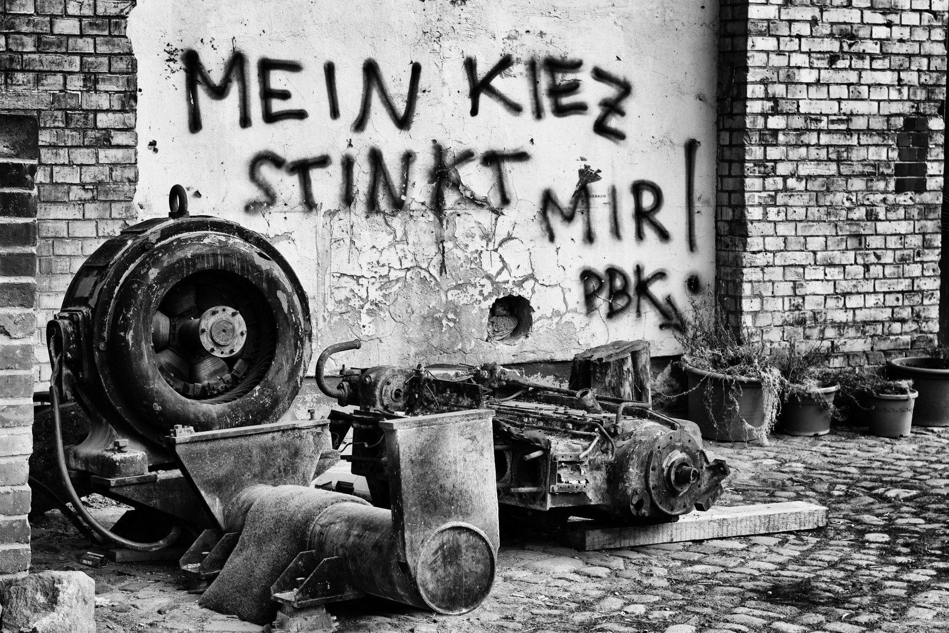 An einer alten Fabrikfassade im Prenzlauer Berg ist ein Graffiti