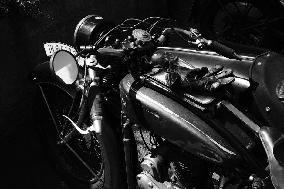 Seitenansicht altes Motorrad in schwarz weiß