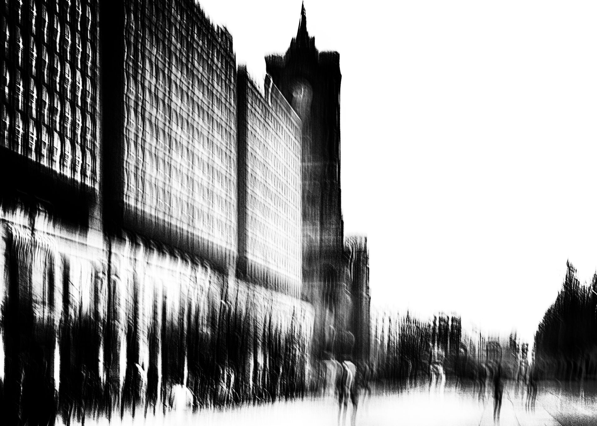 Blick vom Alexanderplatz entlang der Rathauspassagen zum Roten Rathaus. Abstrakte Street Photography aus Berlin in schwarz weiß.
