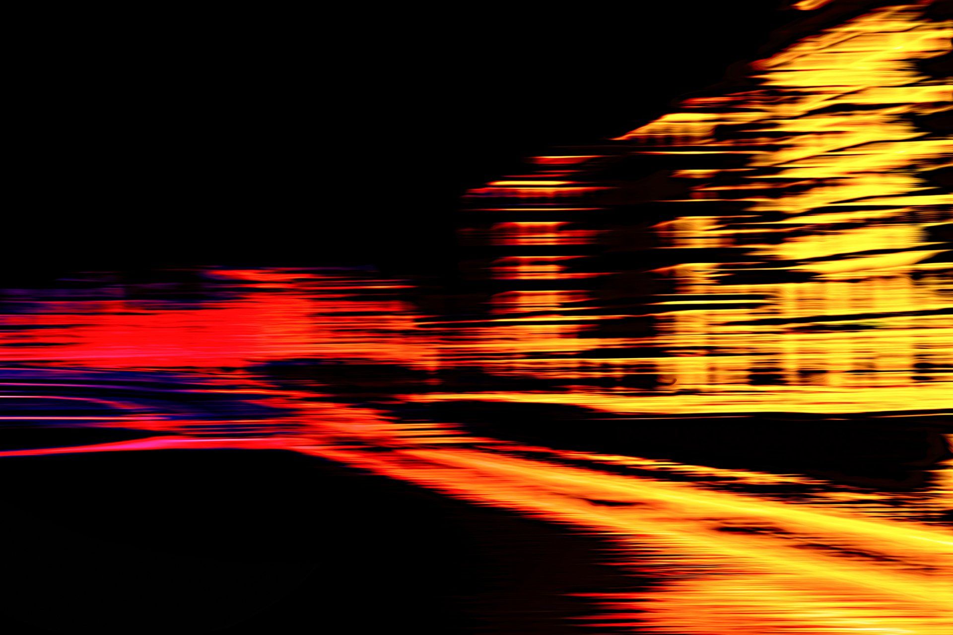 Spree Ufer in Berlin Mitte in der Nacht. Abstrakte Stadtfotografie aus Berlin