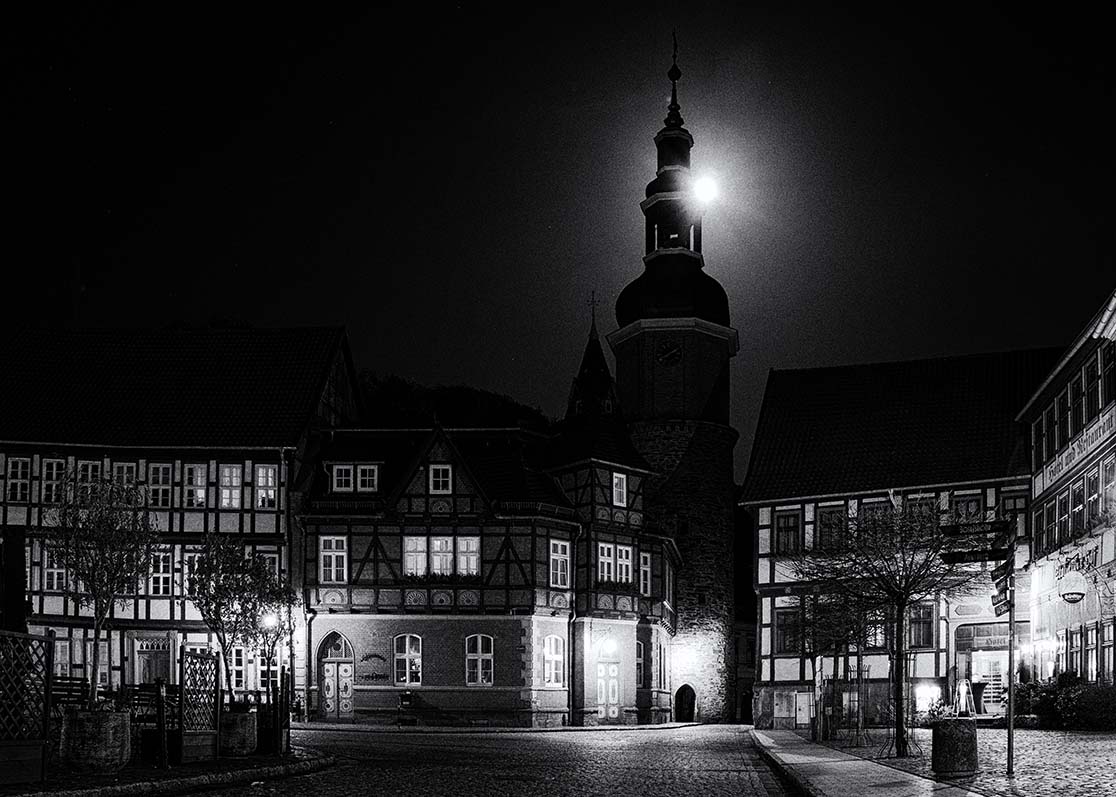 Stolberg im Harz - Blick über den Marktplatz auf den Saigerturm in der Nacht