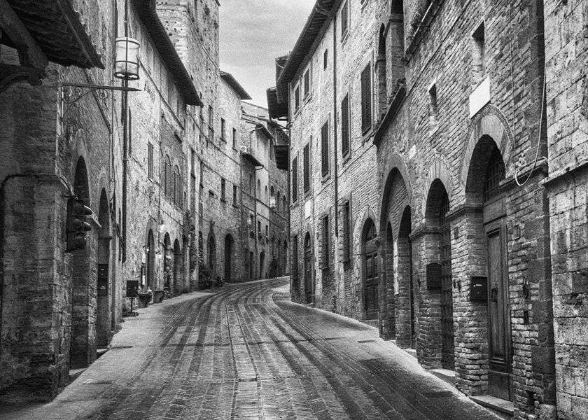 Schwarz weiß Fotografie Straße in der Altstadt von San Gimignano Toskana