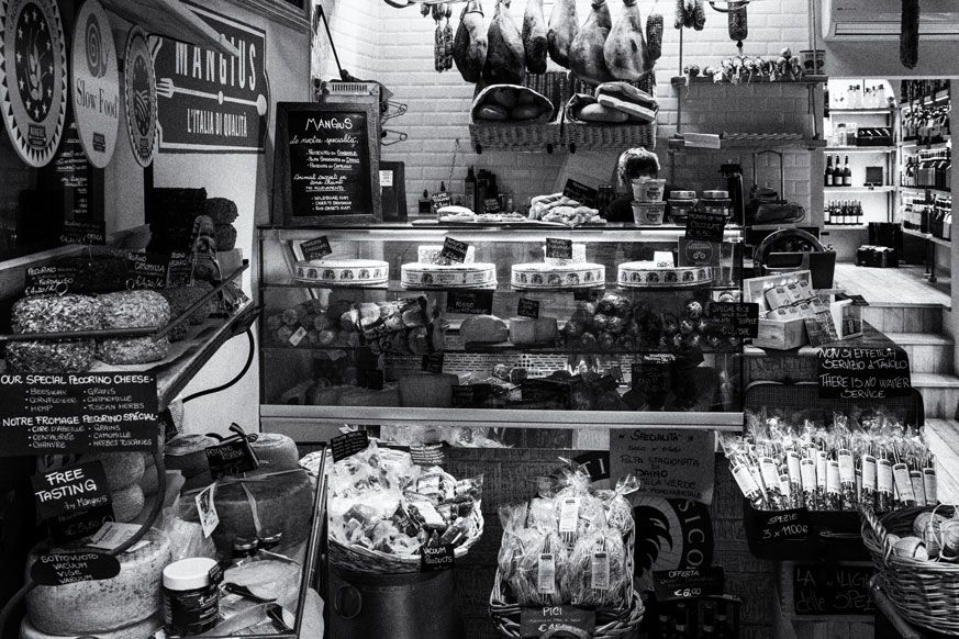Schwarz weiß Fotografie Blick in ein Delikatessen Laden in San Gimignano