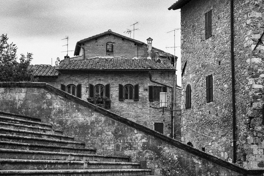 Schwarz weiß Fotografie Treppe in der Altstadt von San Gimignano Toskana
