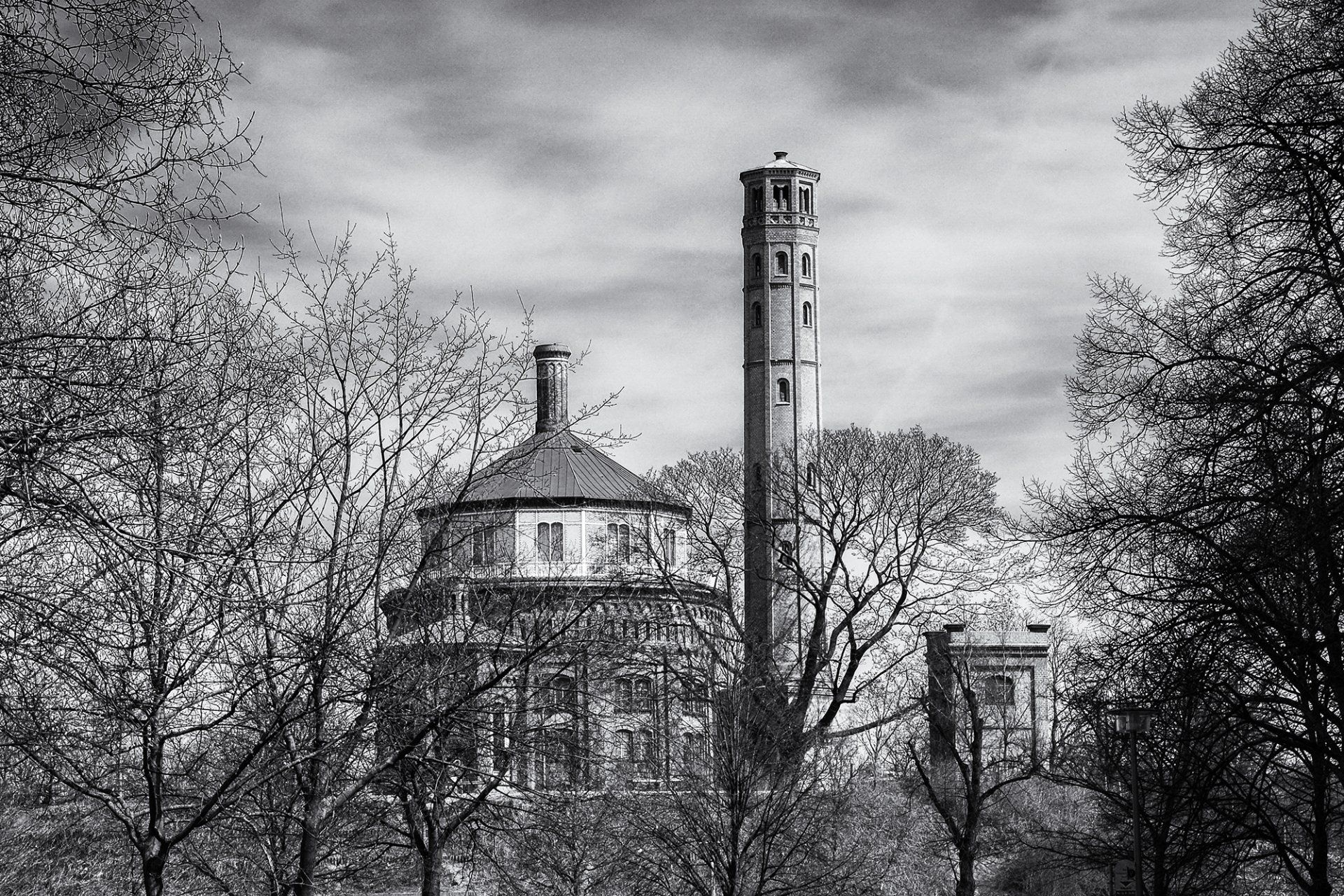 Der Wasserturm, Wahrzeichen von Berlin Prenzlauer Berg im Herbst. Stadtfotografie aus Berlin in schwarz und weiß.