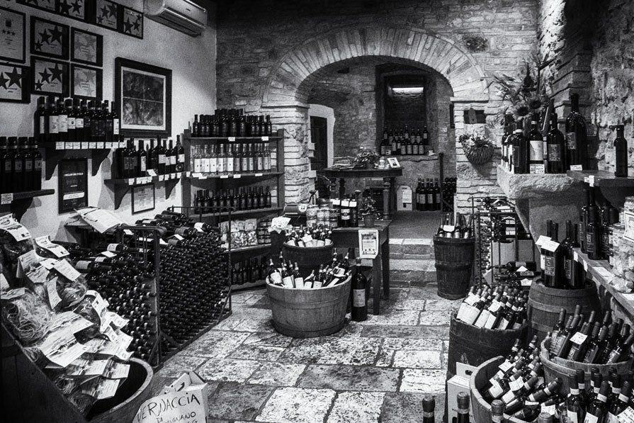 Schwarz weiß Fotografie einer Weinhandlung in San Gimignano Toskana.