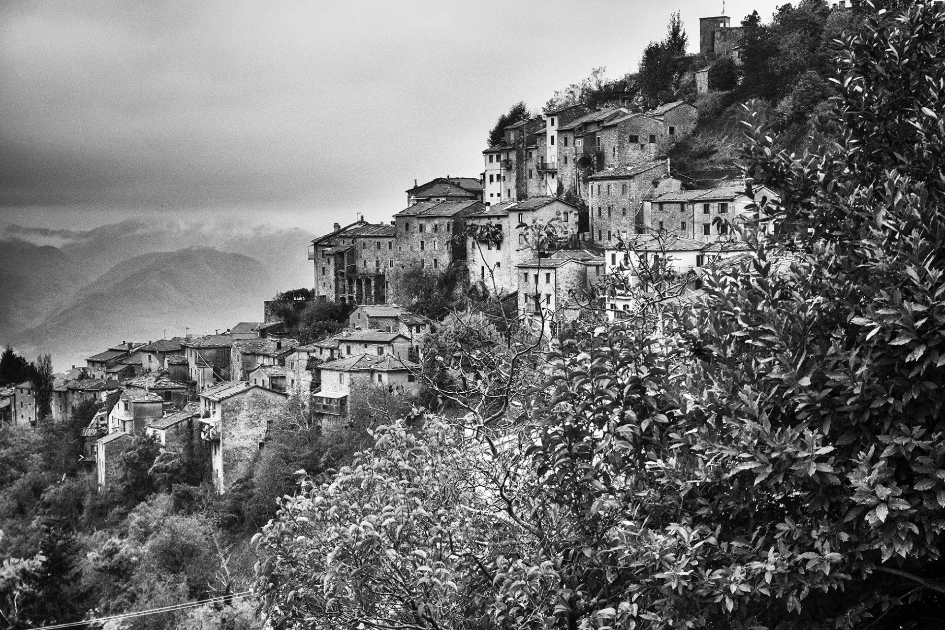 Montefegatesi, ein kleines Bergdorf in der Toskana. Landschaftsfotografie aus Italien in schwarz weiß.