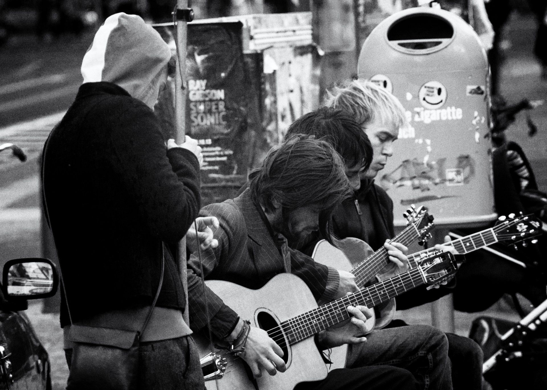 Straßenmusiker spielen in der Kastanien Allee im Prenzlauer Berg. Street photography aus Berlin in schwarz weiß.