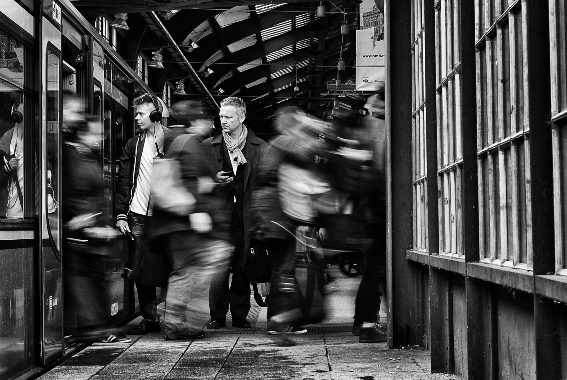 Street photography Berlin - Rush Hour. Menschen verlassen eilig eine S-Bahn während andere darauf warten, in die Bahn einsteigen zu können