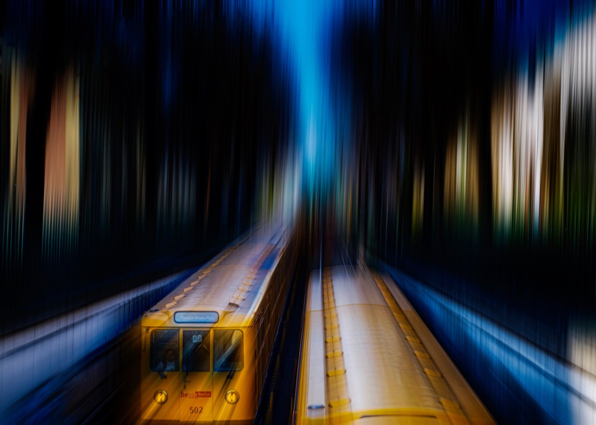 Zwei Züge der Untergrundbahn Linie 2 begegnen sich auf der Schönhauser Allee in Berlin Prenzlauer Berg. Abstrakte Stadtfotografie aus Berlin.