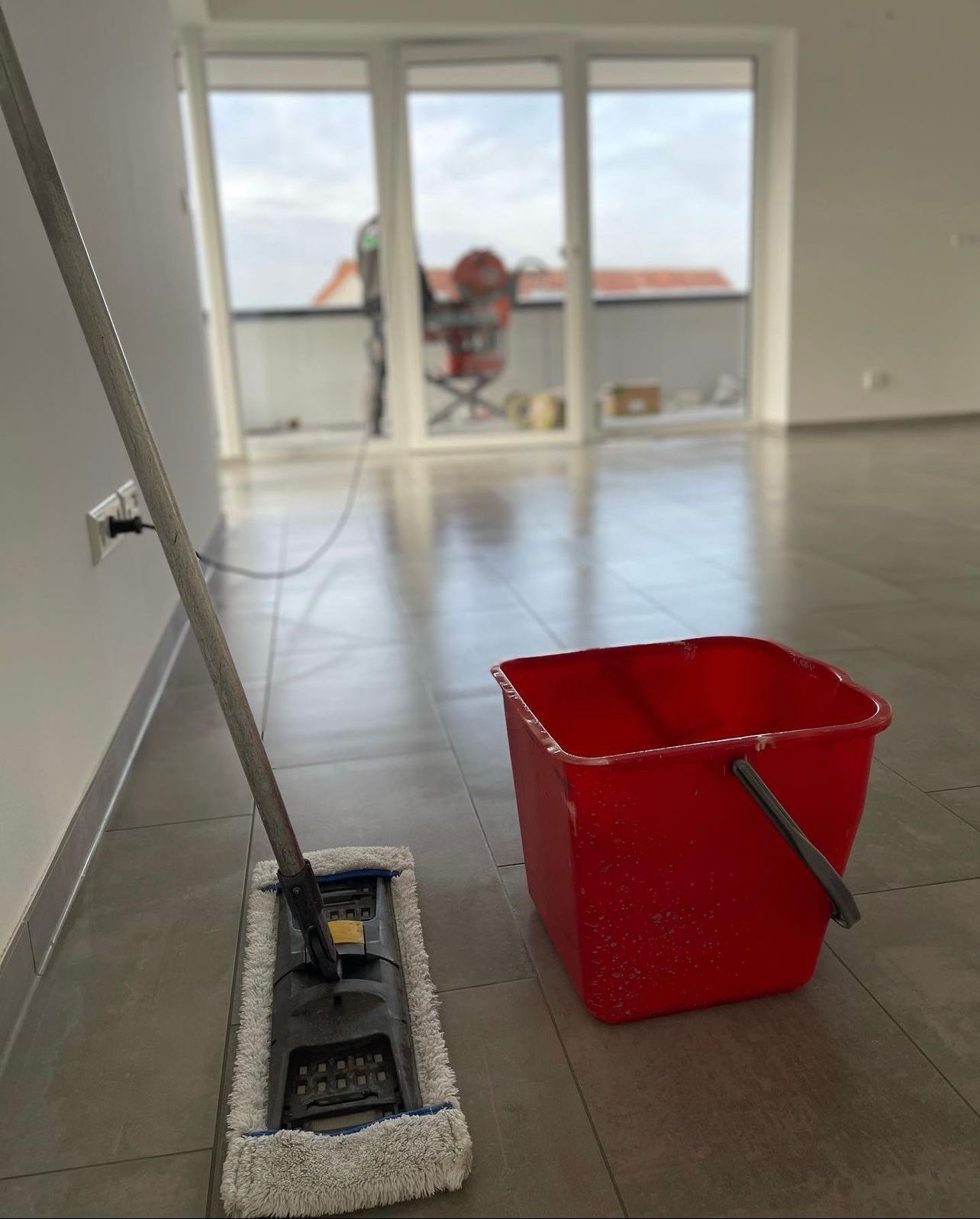 Reinigung einer Fensterfront mit Osmoseanlage Reinigung einer Fensterfront mit Osmoseanlage
