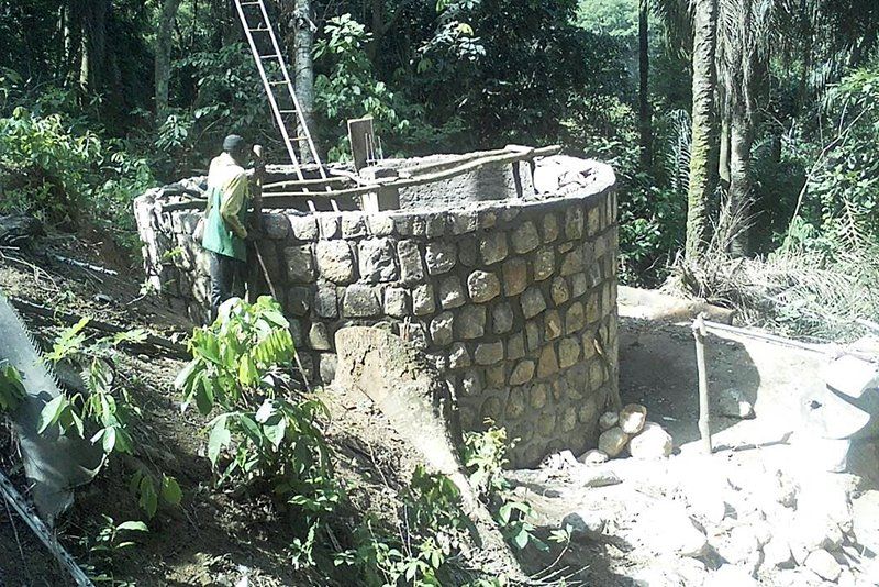 Dank vieler Spenden ermöglicht dieser Brunnen sauberes Trinkwasser für zwei Orte Dieser Brunnen ermöglicht sauberes Trinkwasser