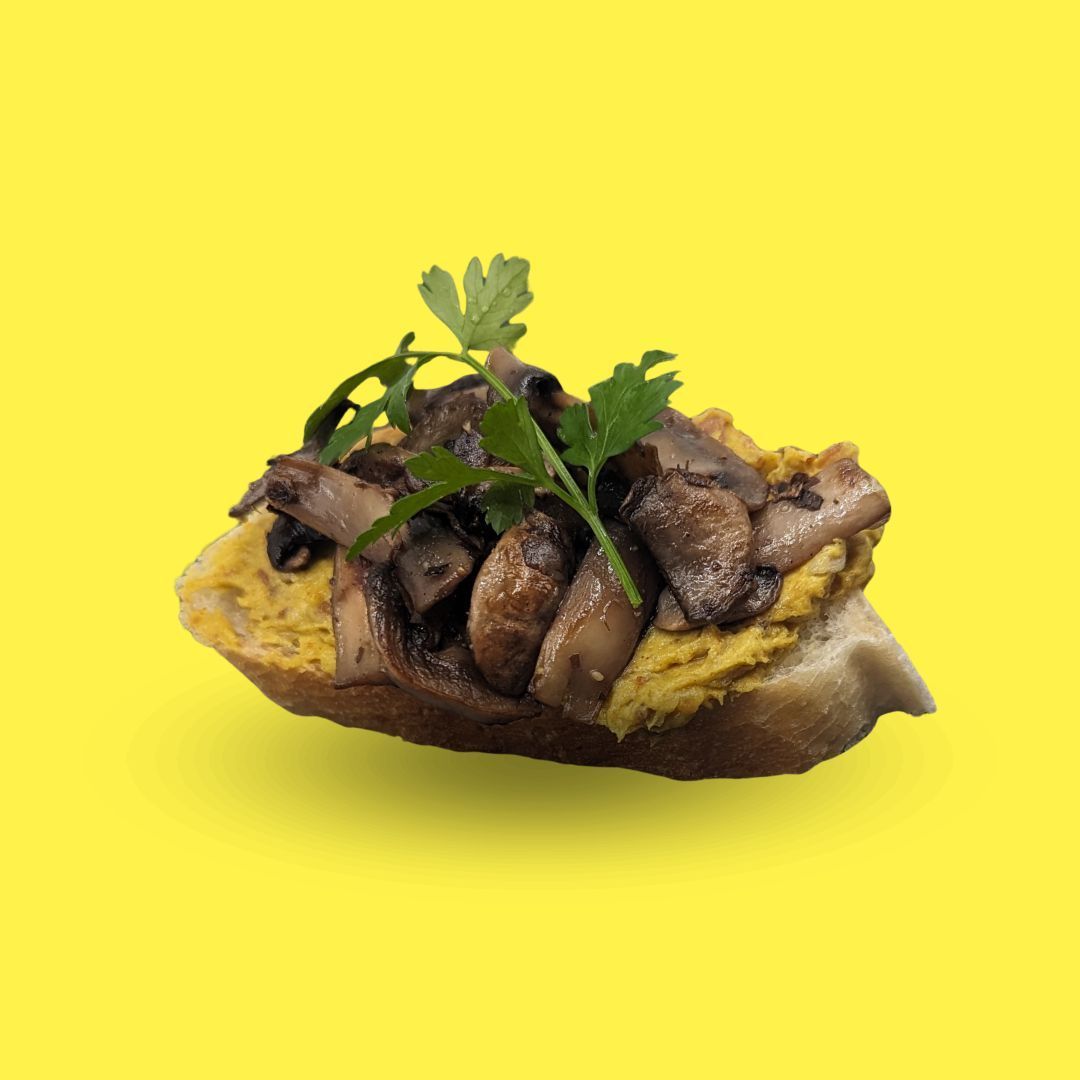 Canapé mit Dattel-Curry-Dip und gebratenen Champignons