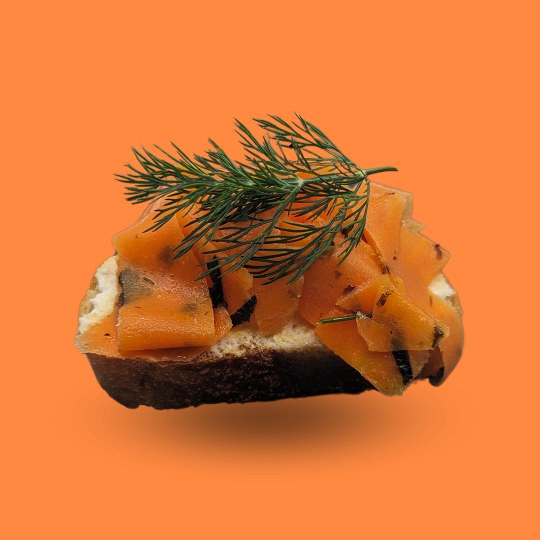 Canapé mit Karottenlachs, Meerrettich und Dill