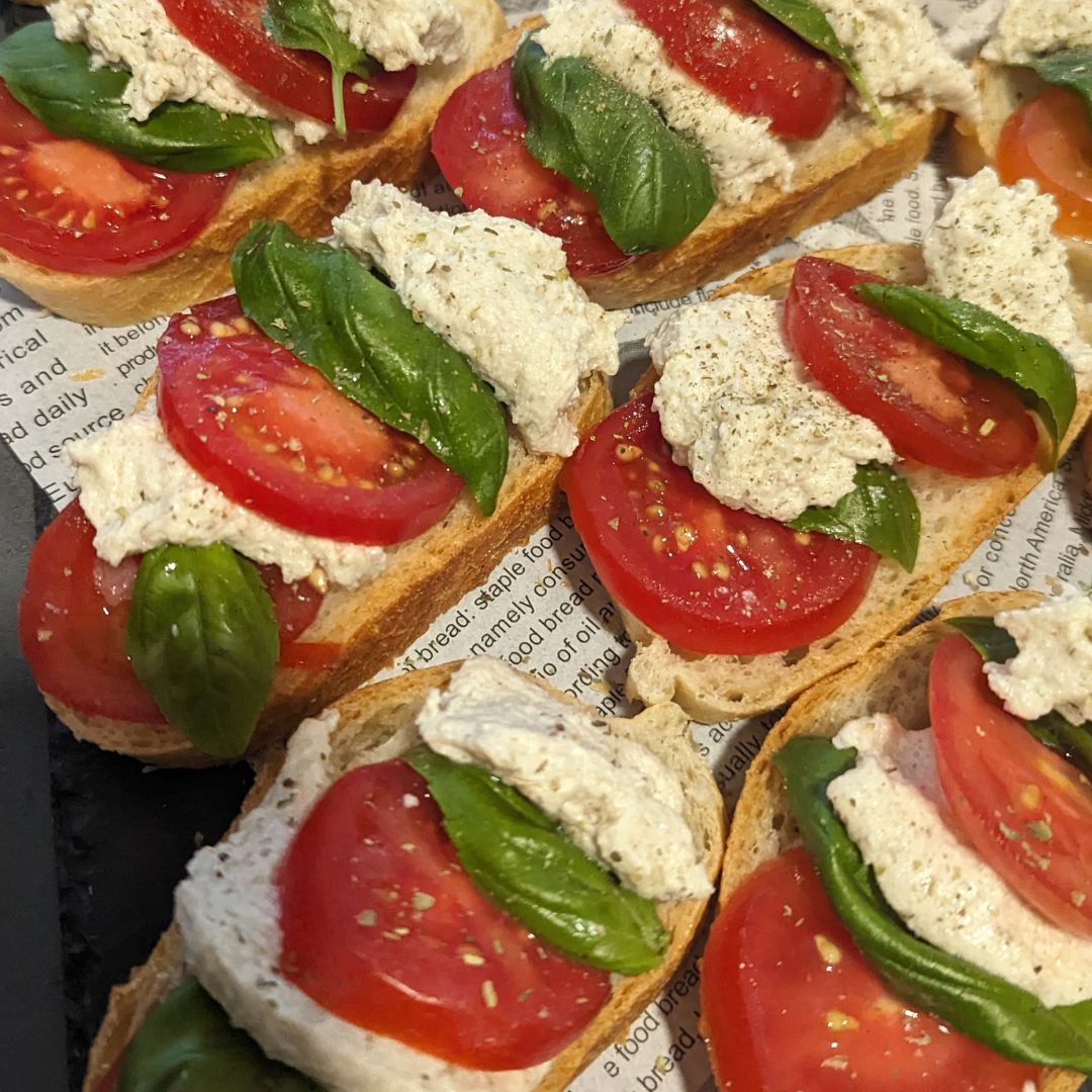 Canapé mit veganem Mozzarella, Tomaten und Basilikum