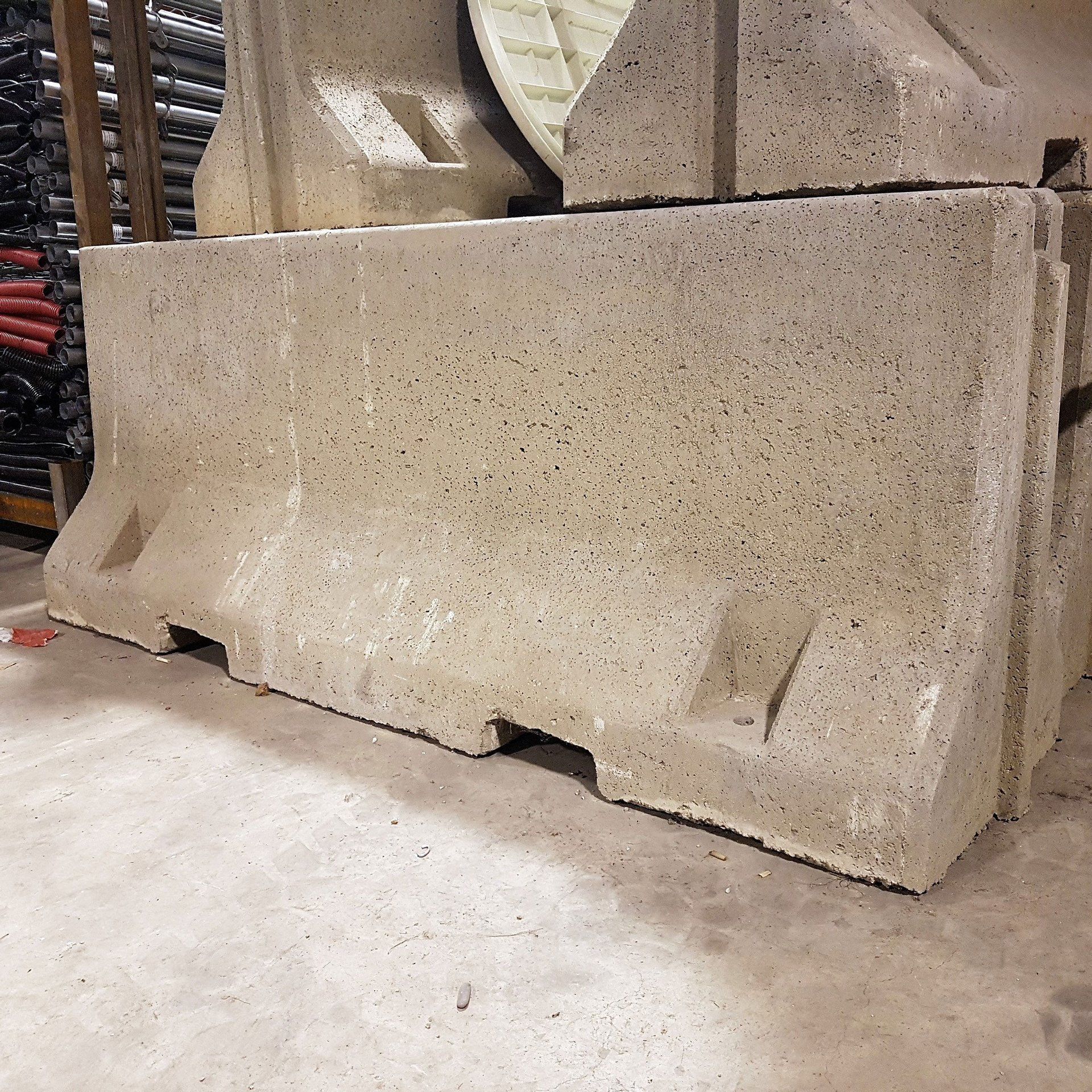 Alquiler de barreras New Jersey hormigón para eventos de Cerramientos Vadía Alquiler de barreras New Jersey hormigón para eventos de Cerramientos Vadía