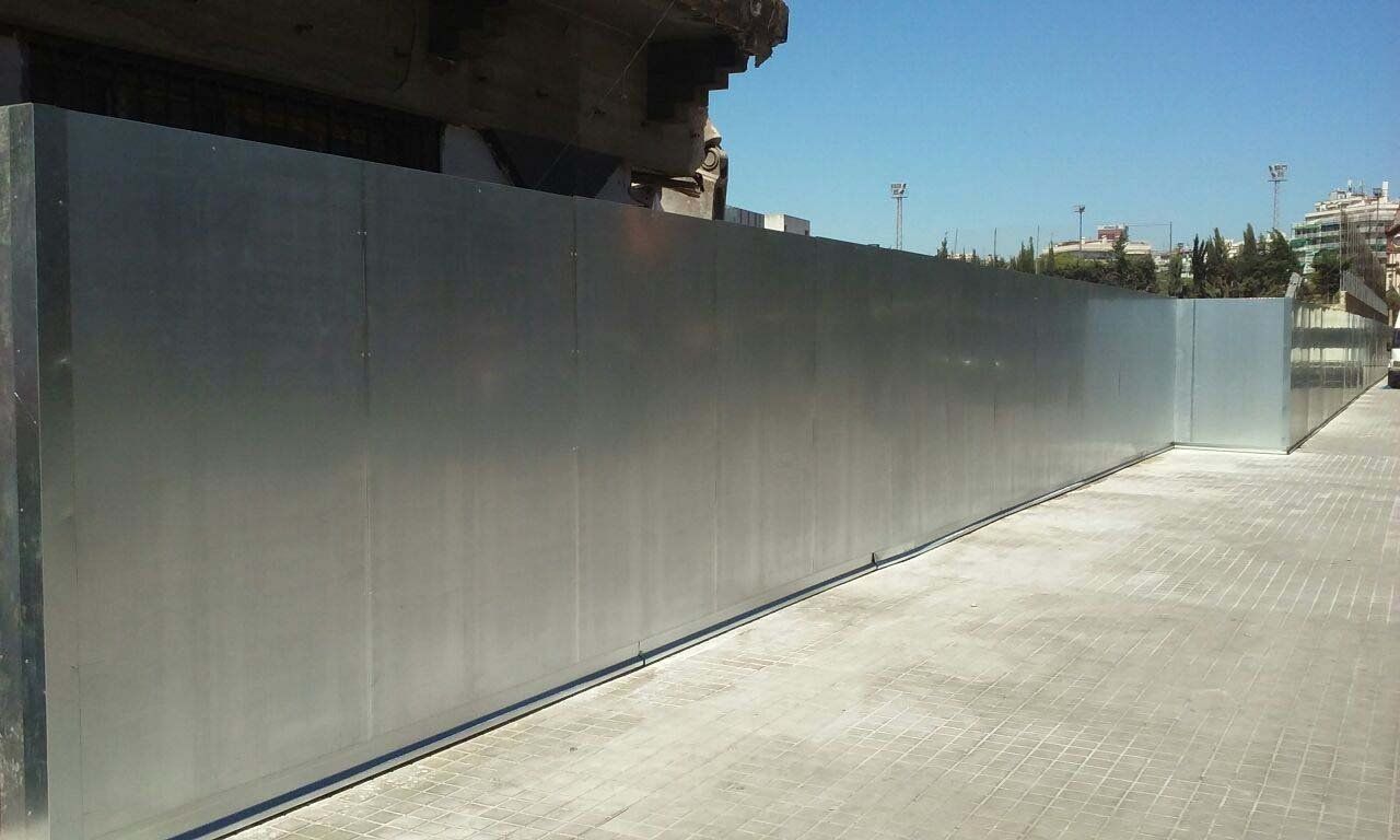 Lloguer de tanques metàl·liques xapa opaca llisa per a obres de Tancaments Vadía Lloguer de tanques metàl·liques xapa opaca llisa per a obres de Tancaments Vadía