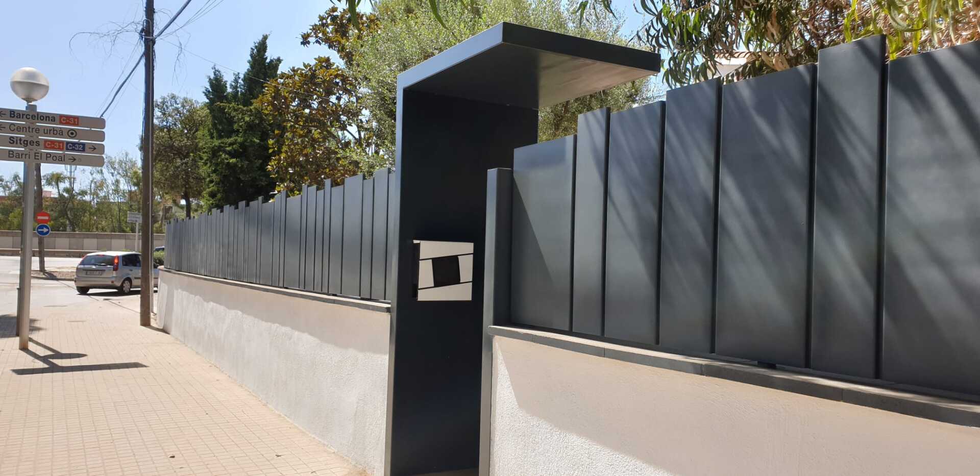 Reixes decoratives metàl·liques xapa lisa safates verticals de Tancaments Vadía Reixes decoratives metàl·liques xapa lisa safates verticals de Tancaments Vadía